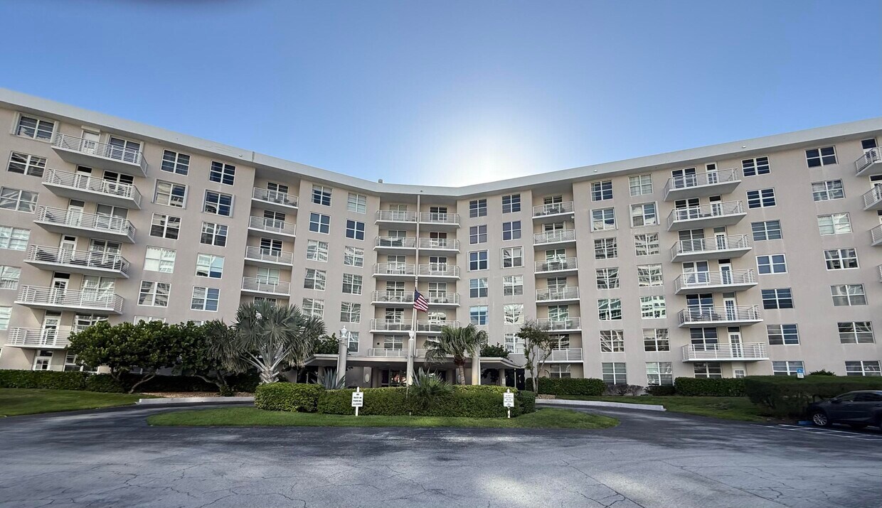 Foto principal - 2851 S Ocean Blvd