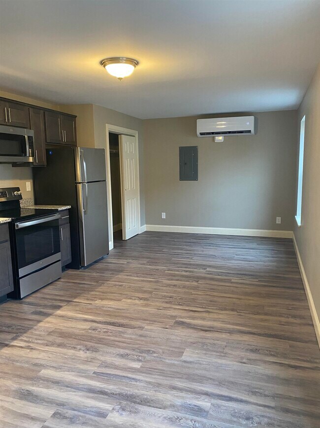 381 Chestnut St Unit 5, Manchester, NH 03101 Room for Rent in