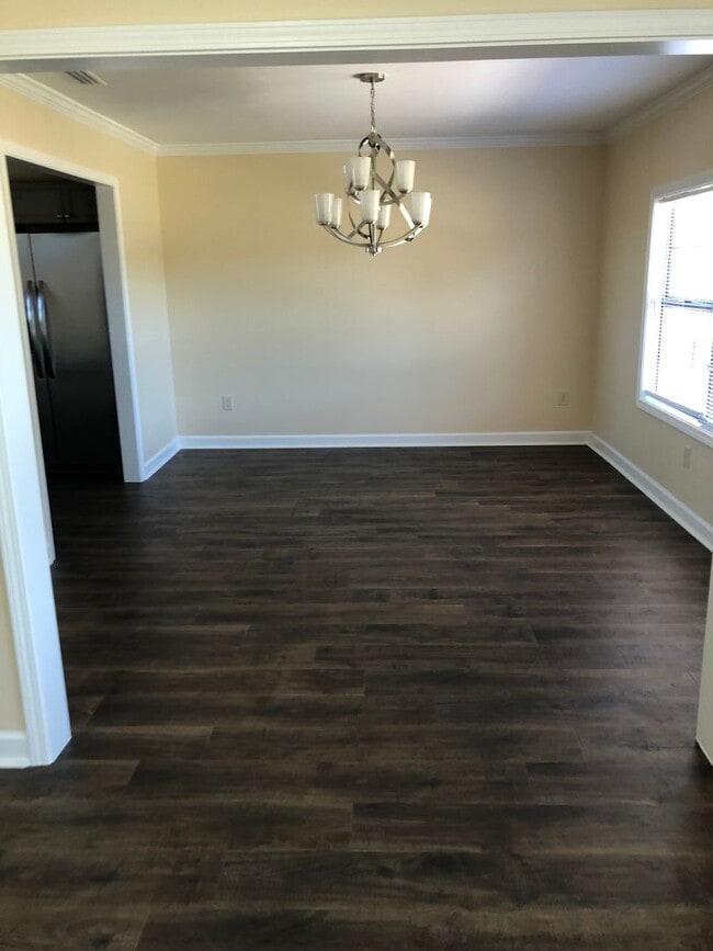 Building Photo - 2016 Iris Rd