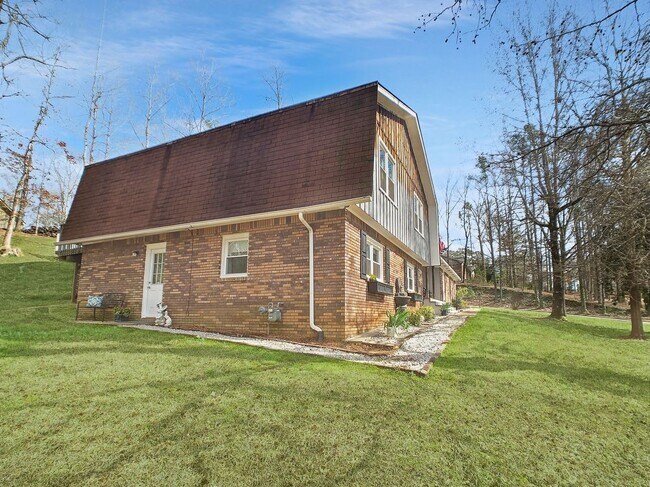 Foto del edificio - 4751 Woodland Forrest Dr