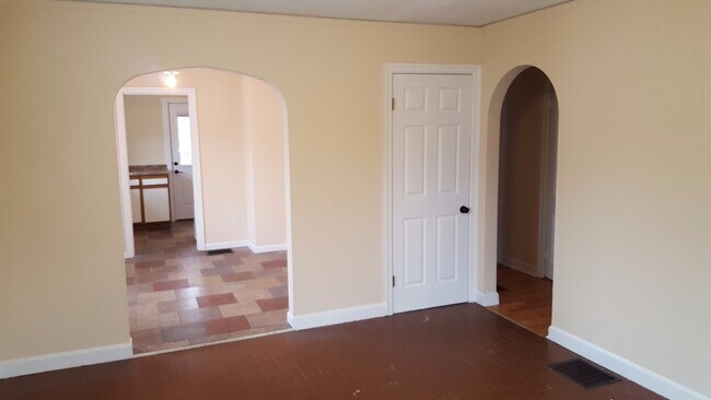 Building Photo - 113 Benton St