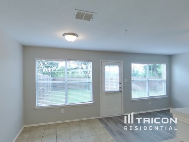 Building Photo - 1532 Pine Ln