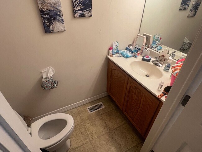 Foto del edificio - 4 Bedroom, 2.5 Bath Townhome - Available A...