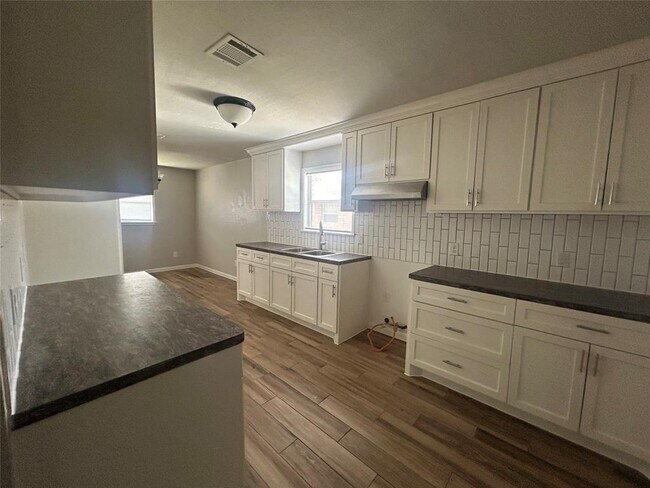 Foto del edificio - 7927 Glenbrae St