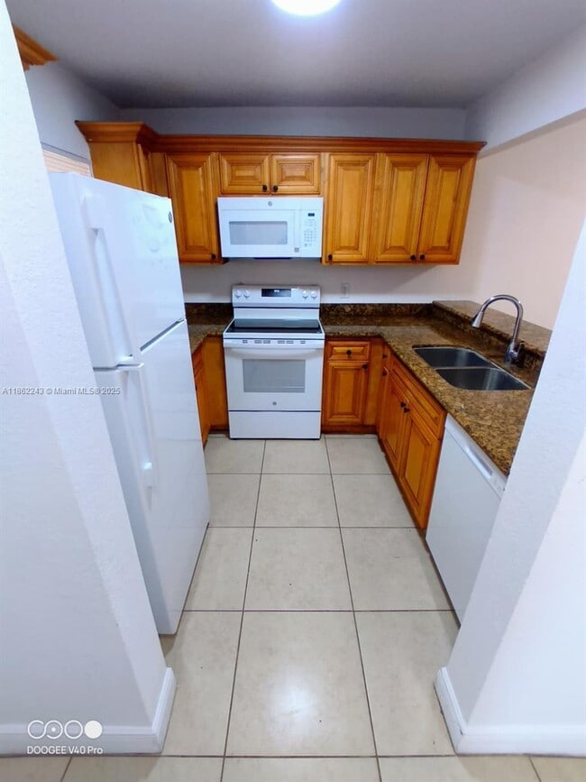 Building Photo - 1484 Lake Crystal Dr