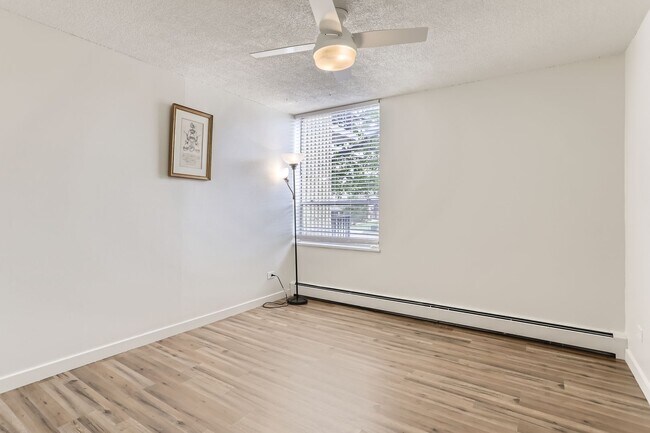 Building Photo - Updated Condo with Great Location
