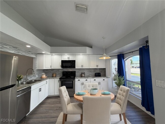 Foto del edificio - 1418 Cape Coral Pkwy W