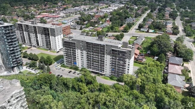  - 100 Dundas Street