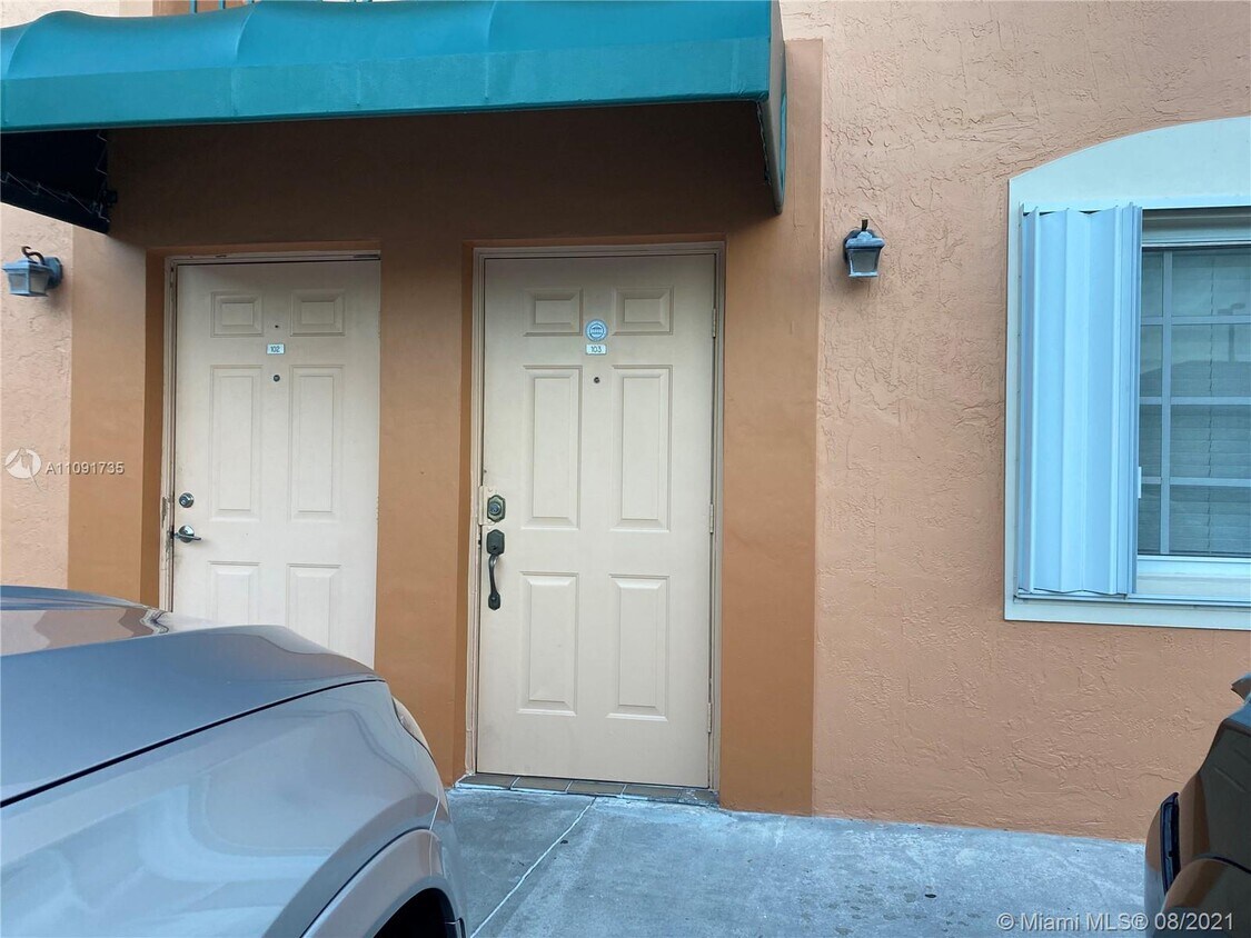 8474 NW 103rd St, Hialeah Gardens, FL 33016 Townhome Rentals in