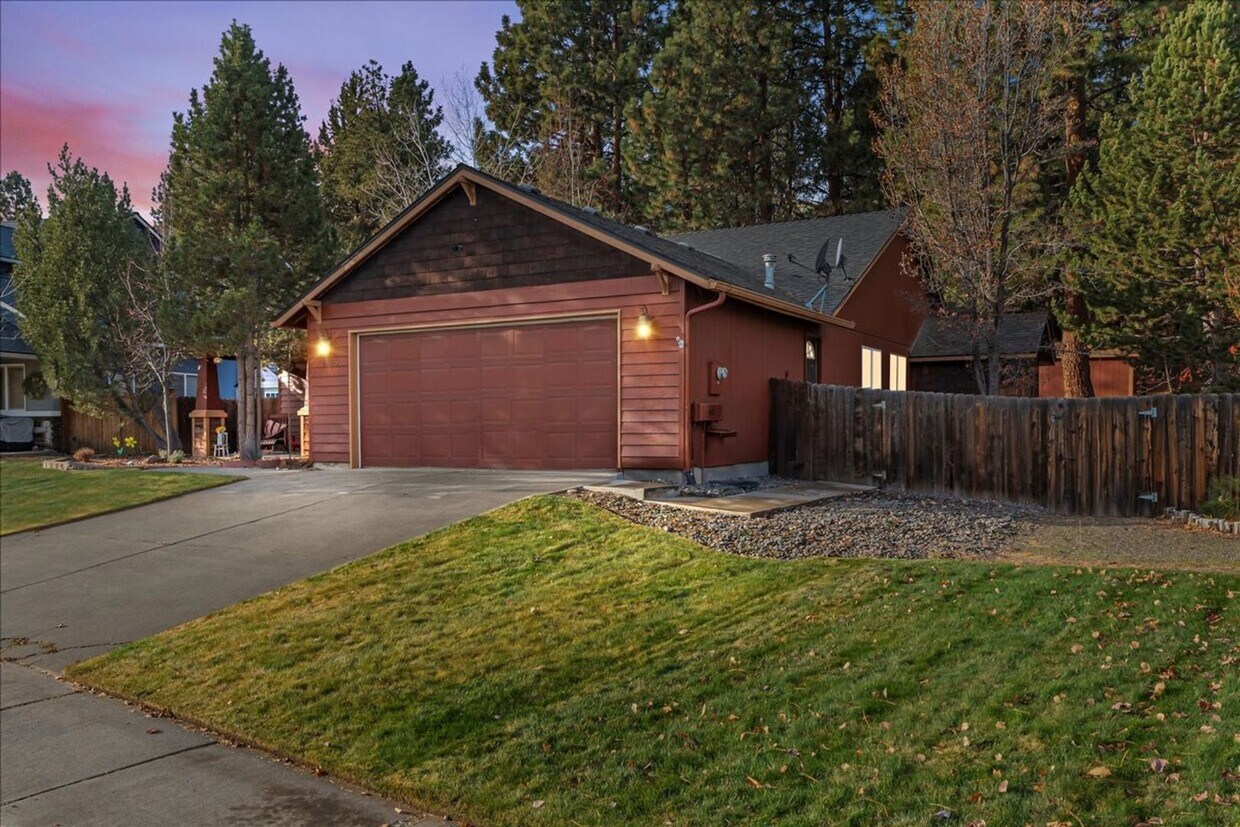 Primary Photo - 3bed/2bath Furnished Mid-Term Single Level...