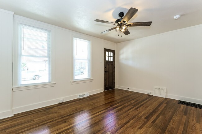 Foto del edificio - Bright & Fully Renovated 3BR Home with Backyard, Bonus Attic Space & Modern Upgrades