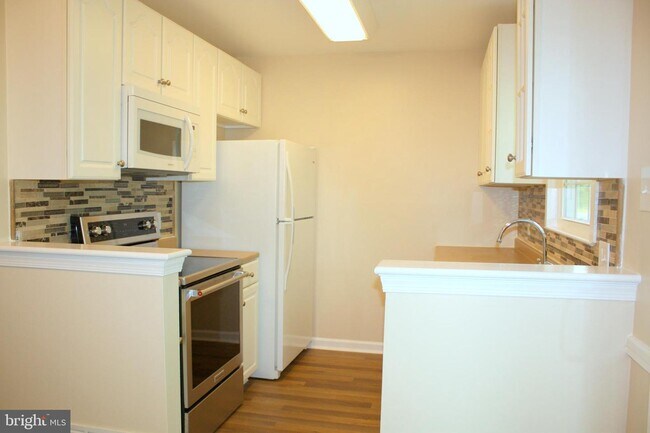 Building Photo - 5 Parkview Cir