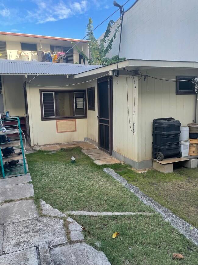 Back Studio - 1927 Kalani St