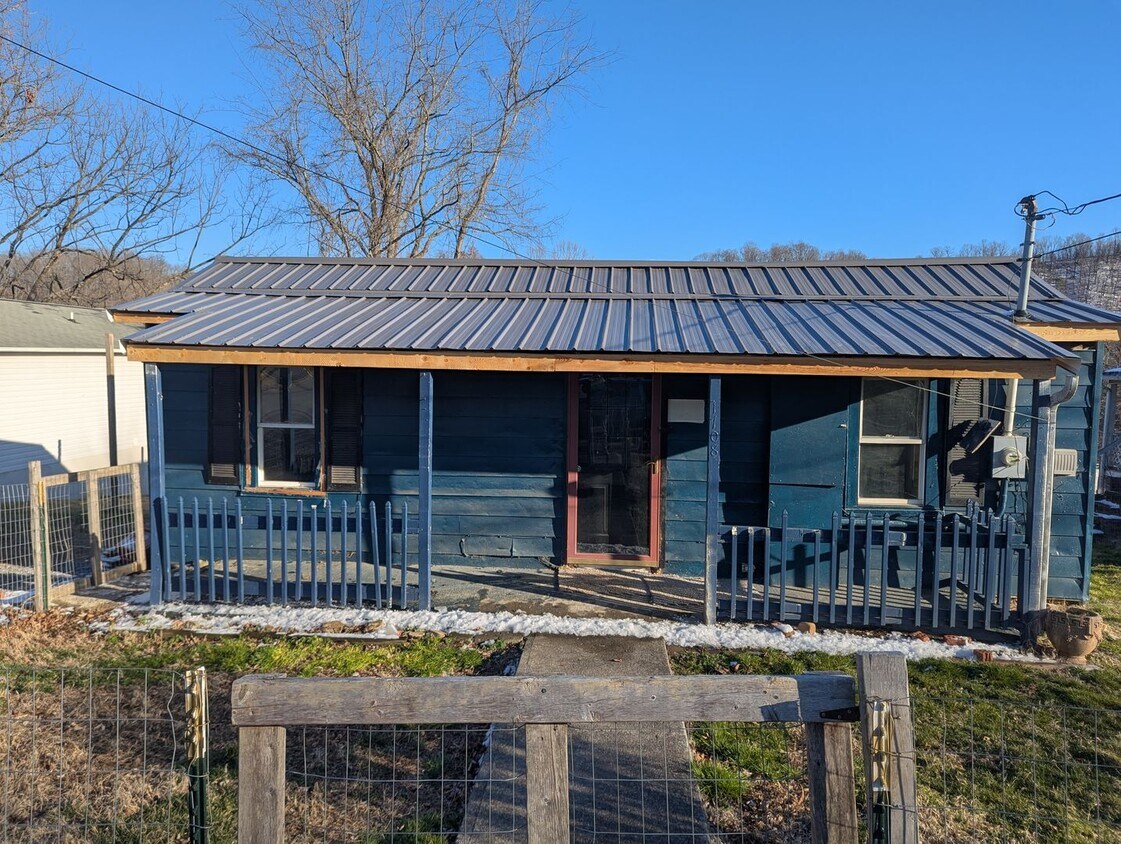 Foto principal - Cozy 2 bed 1 bath home for rent