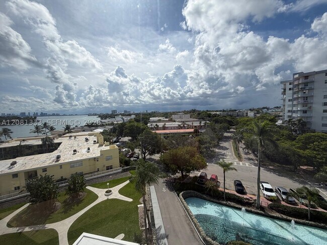 Foto del edificio - 900 Bay Dr E