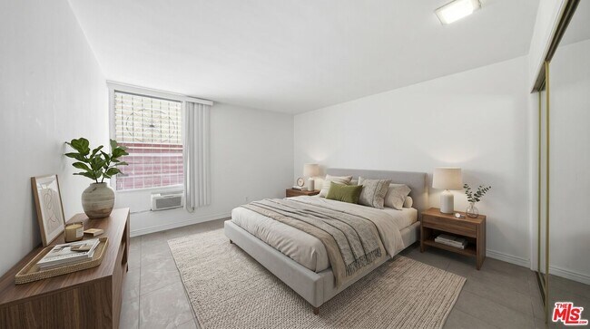 Building Photo - 425 S Kenmore Ave