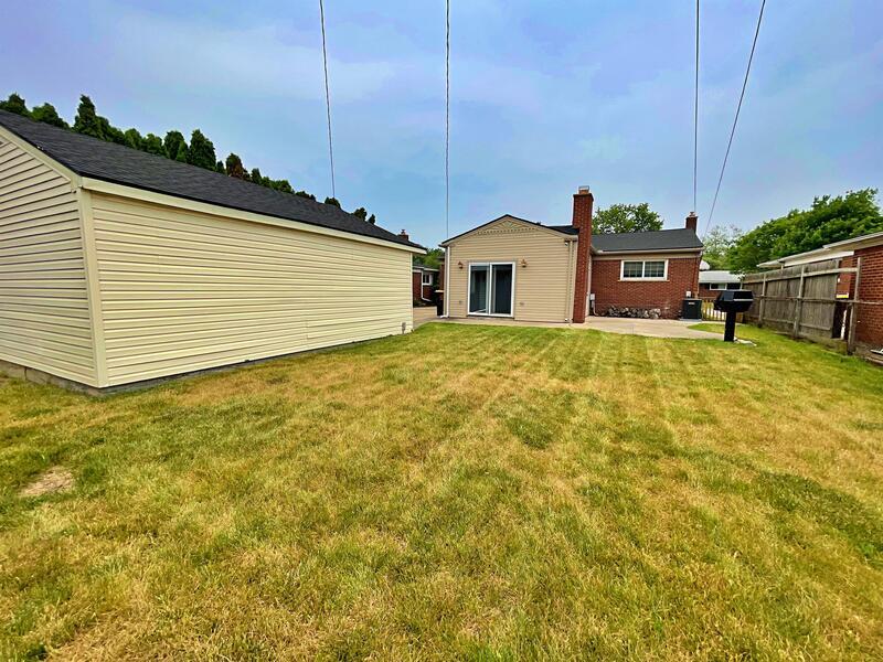 Building Photo - 1864 Pinetree Dr