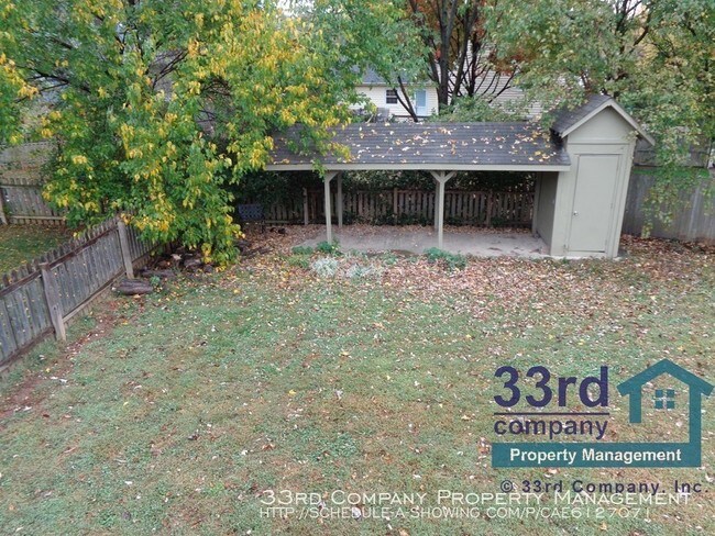 Building Photo - Spacious townhome with fenced yard!