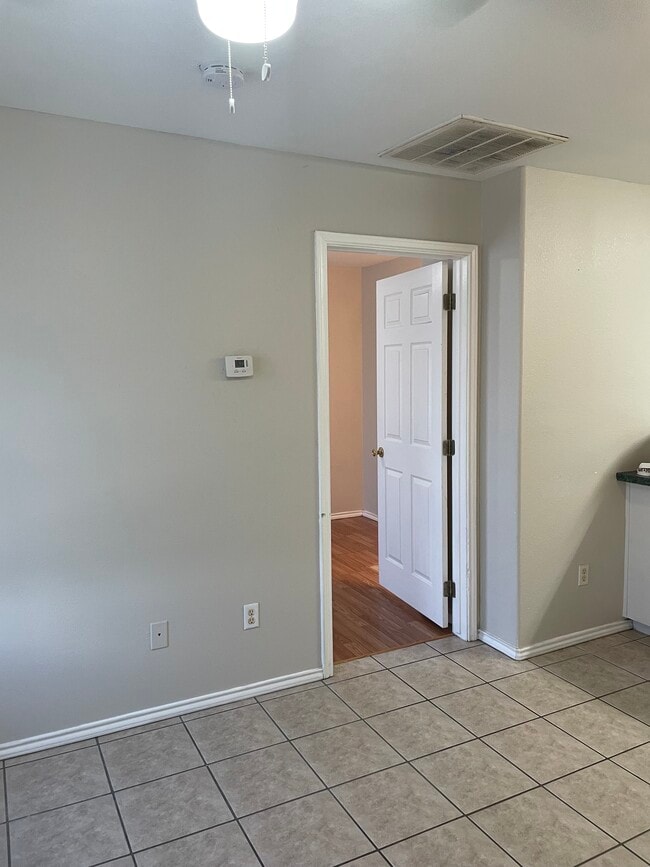 Building Photo - 2202 S Tourist Dr