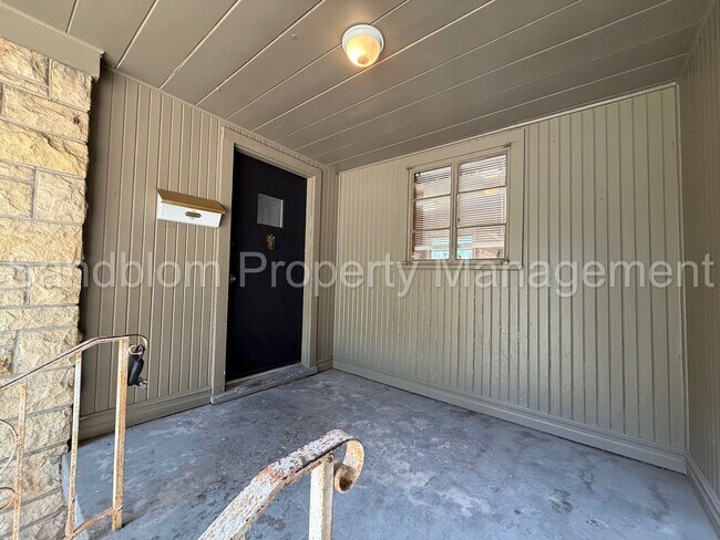Foto del edificio - 2614 S Urbana Ave
