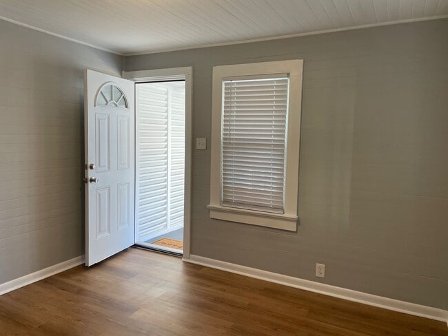 Building Photo - 1095