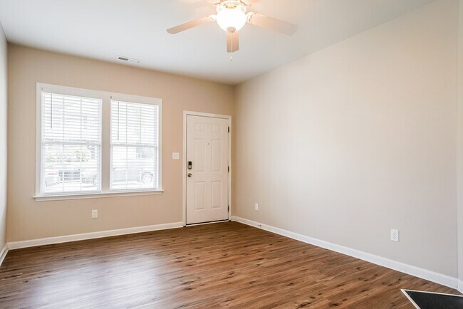 Building Photo - 2811 Erinridge Rd