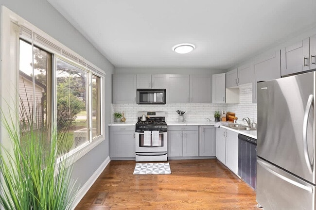 Building Photo - 327 Musial Cir