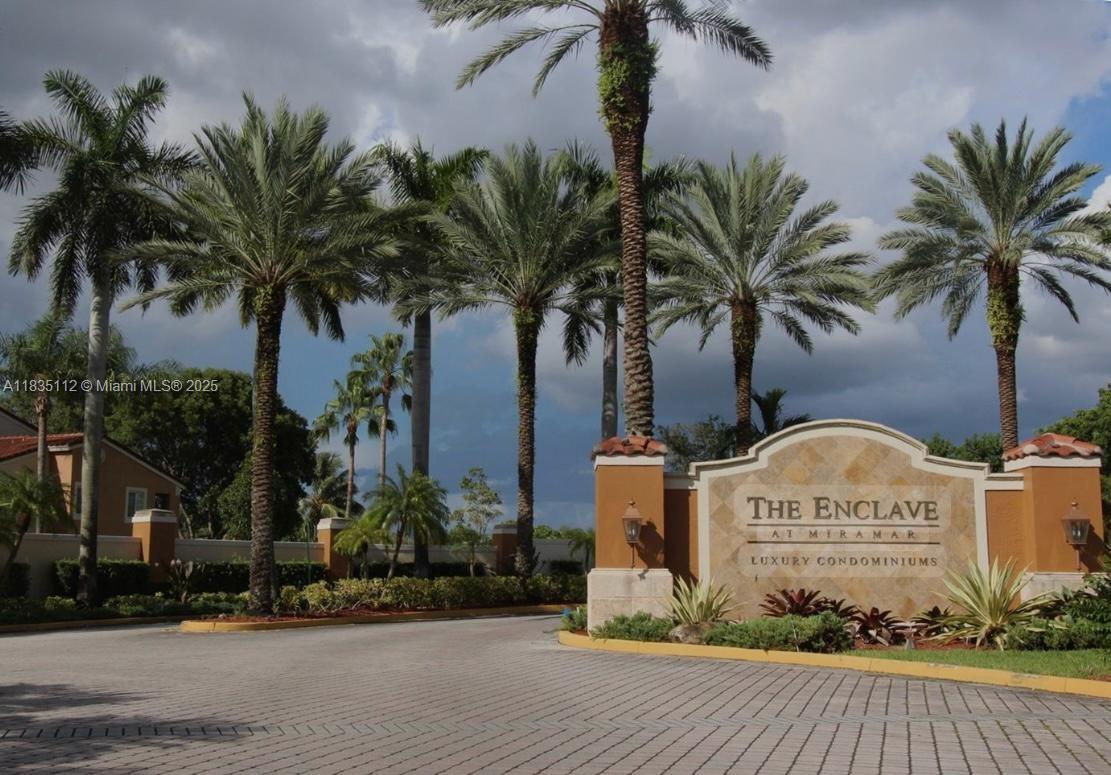 Foto principal - 2133 Renaissance Blvd
