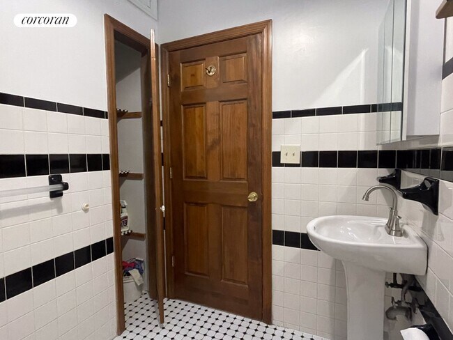 Building Photo - 312 W 98th St