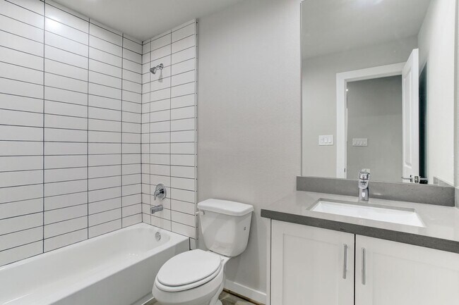 Foto del edificio - 645 E 11th 1/2 St