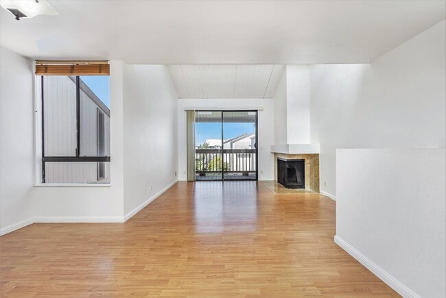 Building Photo - 2101 Shoreline Drive #465 - 2 bedroom | 1....