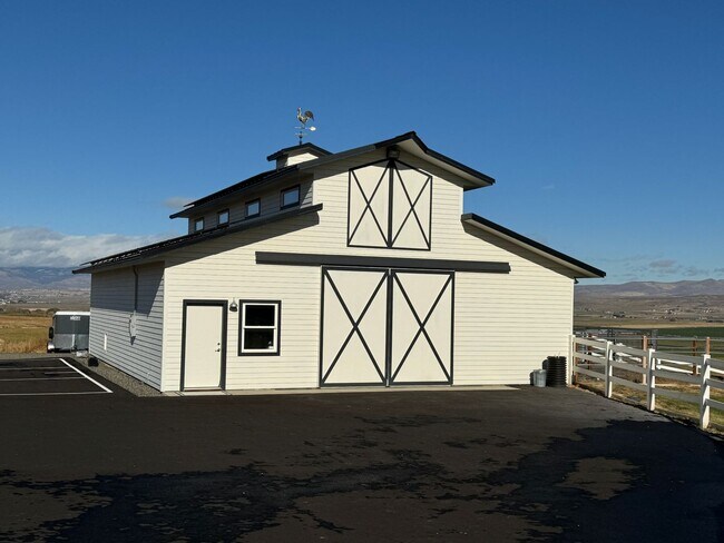 Building Photo - Modern Ranch with Views