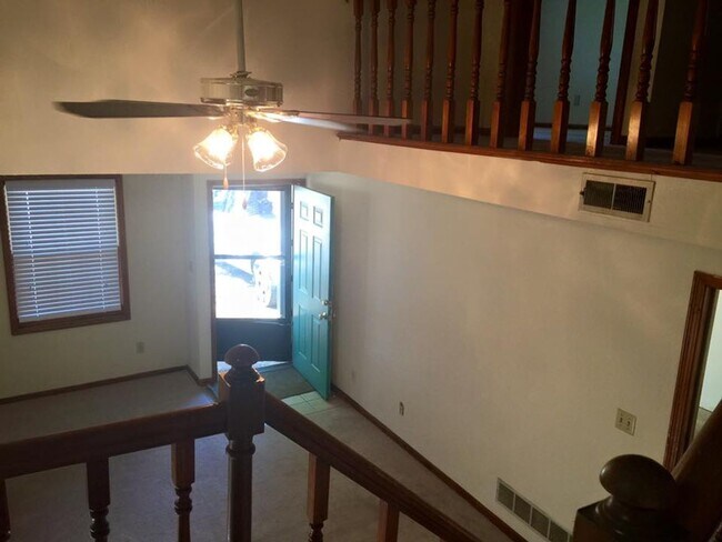 Building Photo - Classic 3 bed 1.5 bath townhome with fenced in yard near everything!