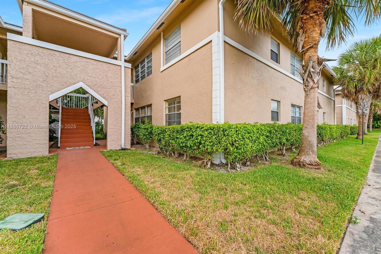 Foto principal - 1018 Twin Lakes Dr