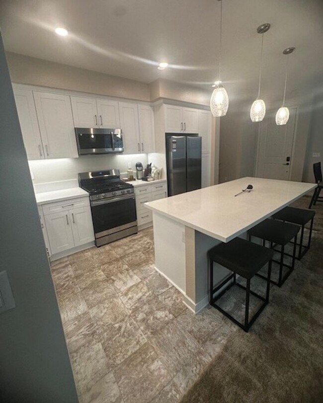 Building Photo - SPACIOUS 3 BEDROOM 3.5 BATH TRI-STORY TOWNHOME