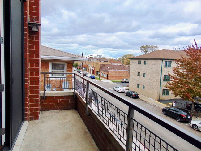 Building Photo - 7544 W Belmont Ave