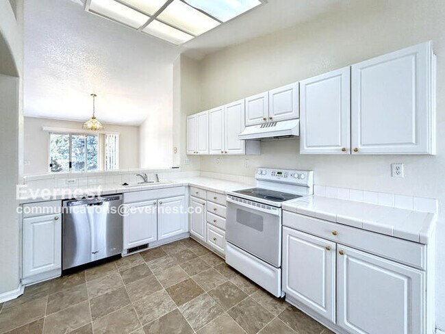 Foto del edificio - 3 Bed, 2 Bath Home with Fenced Yard & Garage / Available Soon!