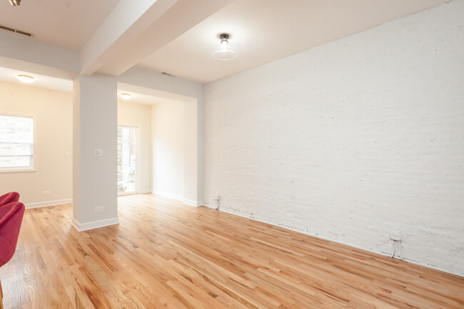 Building Photo - 823 N Damen Ave.
