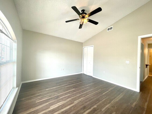 Foto del edificio - Charming 3-bed, 2-bath in Convenient Location