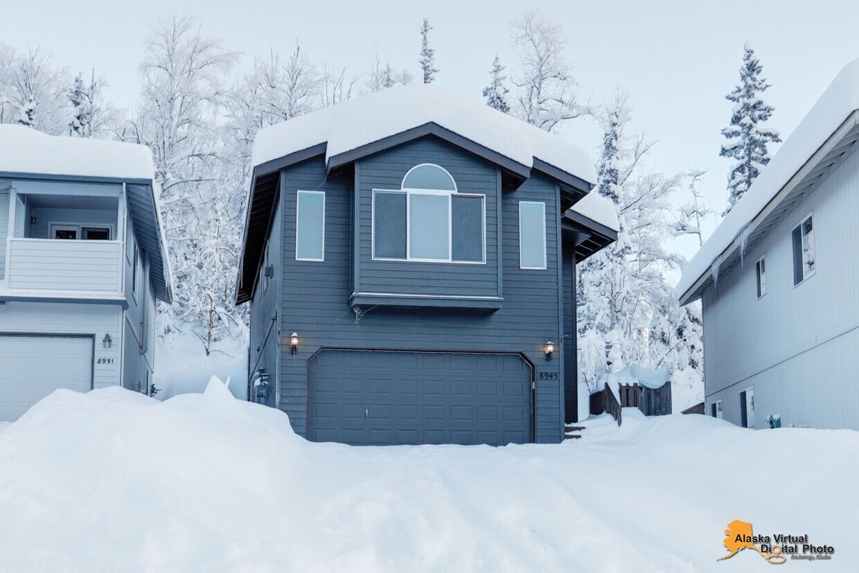 Foto principal - 1,855 sqft Eagle River home located in hig...