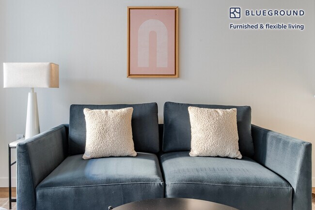 Foto del edificio - 2333 Calle Del Mundo