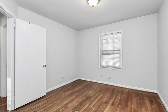 Building Photo - Lovely Two Bedroom Apartment Near Cotswold!