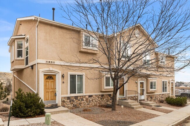 Building Photo - Westside Condo with Mountain Views, Upgrad...