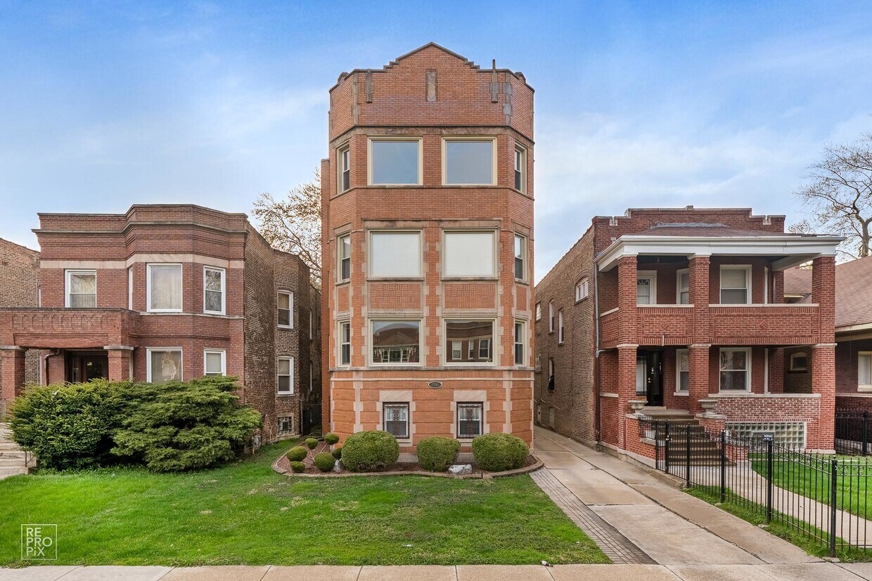 Foto principal - 7751 S Saginaw Ave