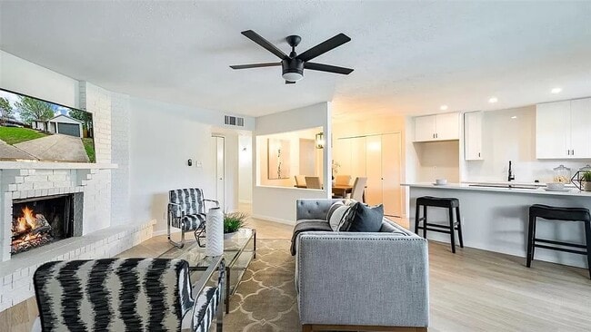 Building Photo - 7302 Hedge Dr