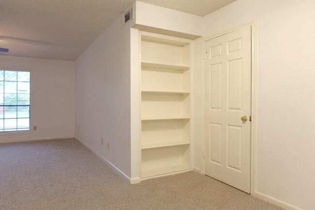 Building Photo - 1311 Antoine Dr