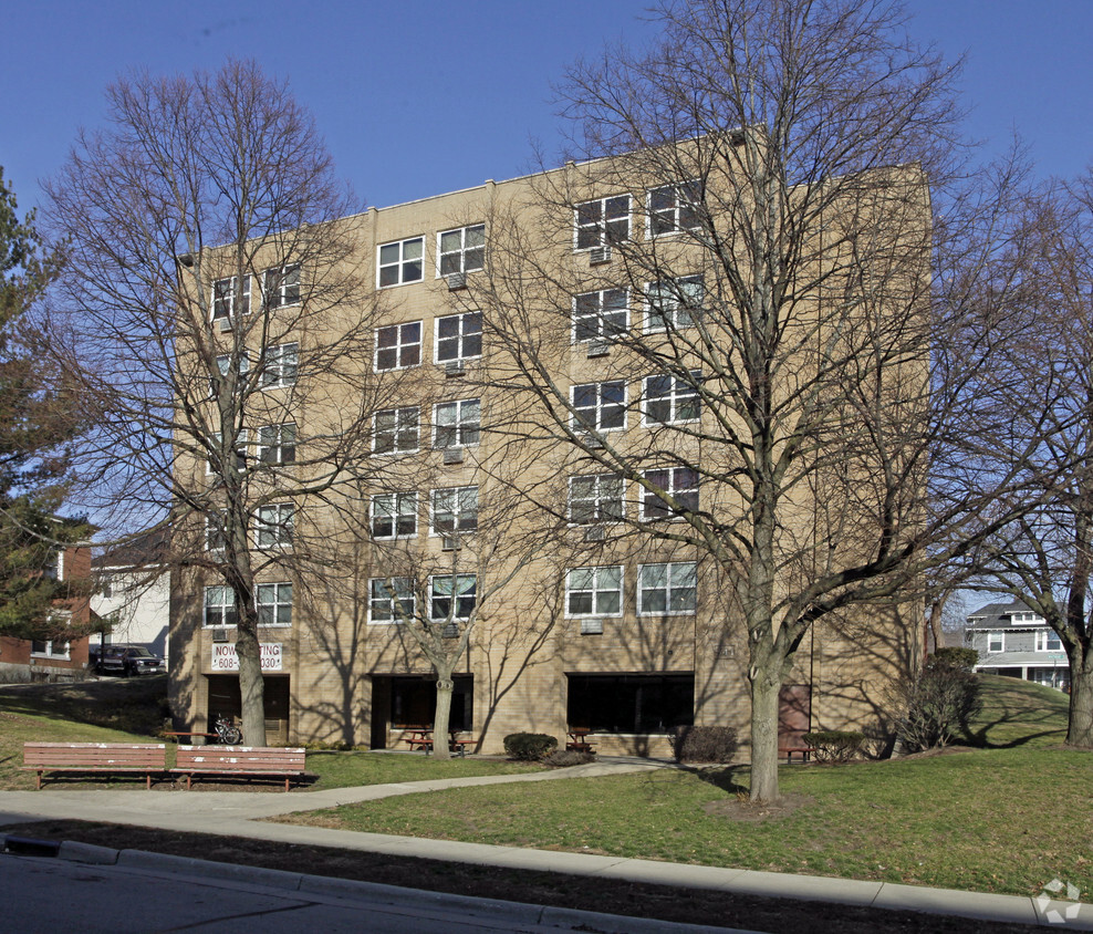 Primary Photo - Parkview Apartments