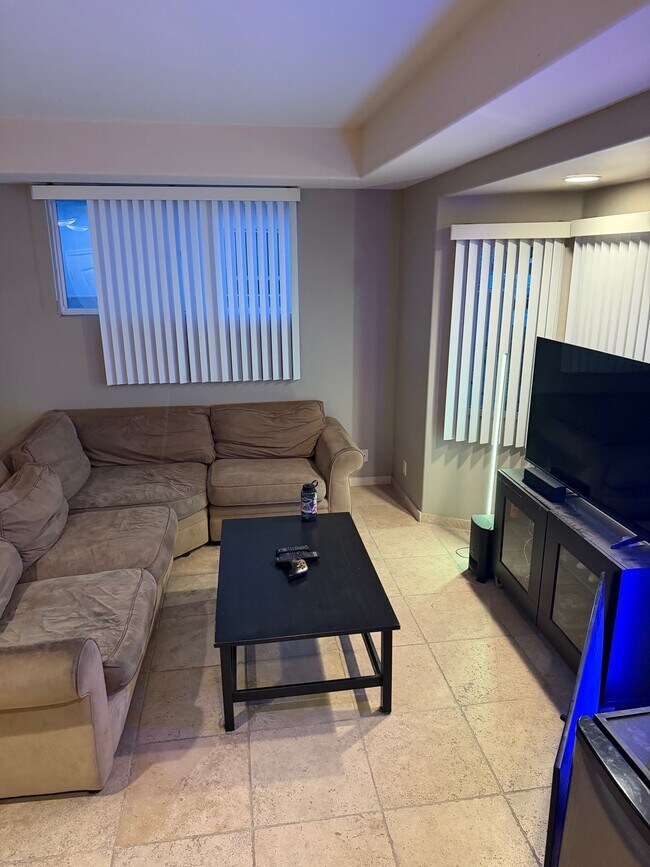 Área de estar - 3958 Lamont St