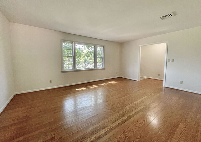 Living Room - 6100 Poage Valley Rd