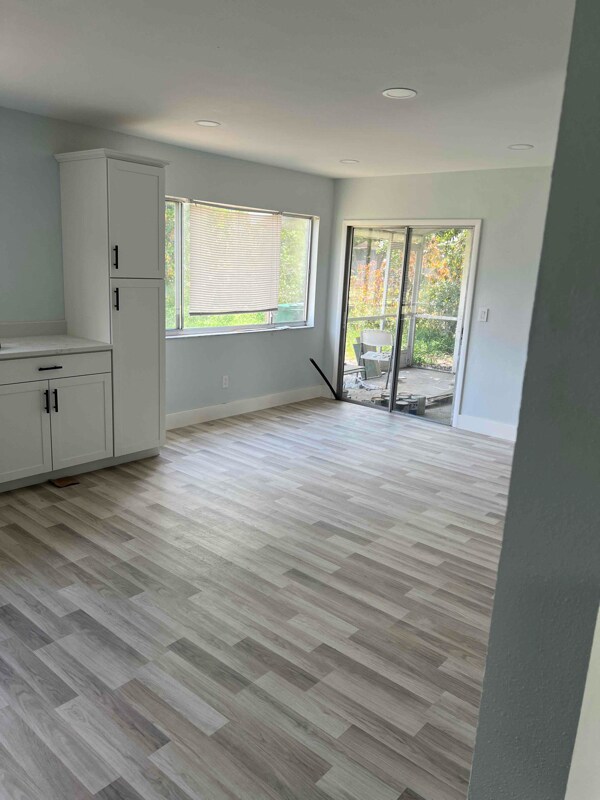 Building Photo - 465 SW Eastport Cir